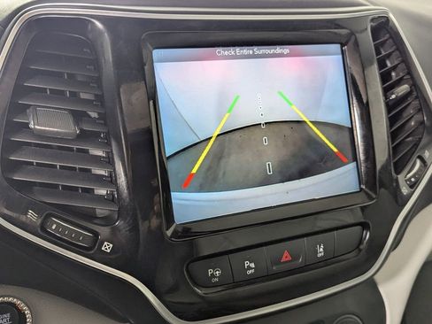 Used 2019 Jeep Cherokee Overland w/ Technology Group FWD image 27