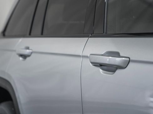 New 2025 Jeep Grand Cherokee Altitude image 14