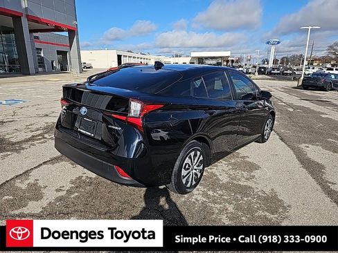 Used 2020 Toyota Prius LE image 3