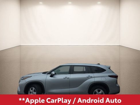 Used 2024 Toyota Highlander LE image 3