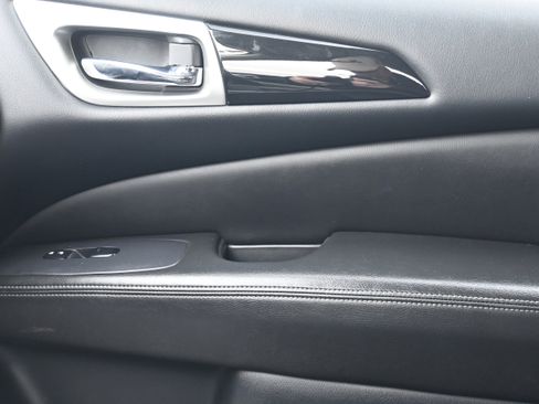 Used 2020 Nissan Pathfinder S image 30