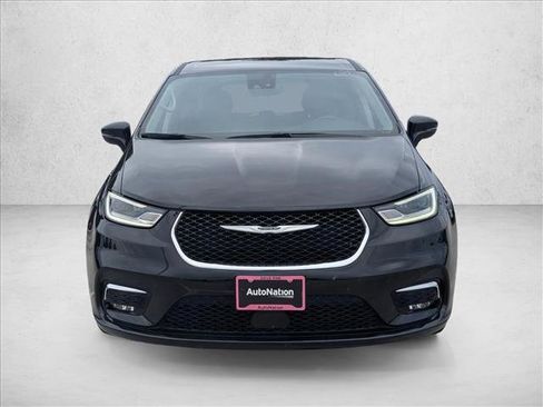 Used 2024 Chrysler Pacifica Touring-L FWD image 2