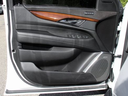 Used 2020 Cadillac Escalade ESV Luxury image 17