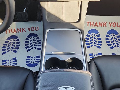 Used 2022 Tesla Model Y Long Range image 16