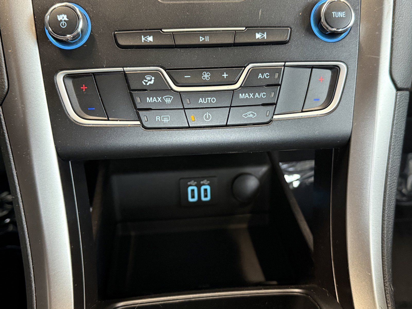 Used 2020 Ford Fusion SE FWD image 16