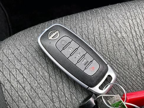 Used 2025 Nissan Rogue SV FWD image 15