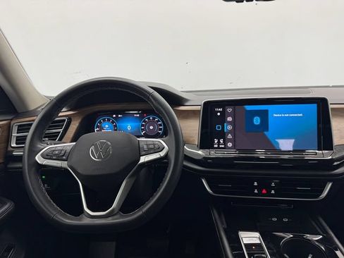 Used 2024 Volkswagen Atlas SE w/ Panoramic Sunroof Package FWD image 3