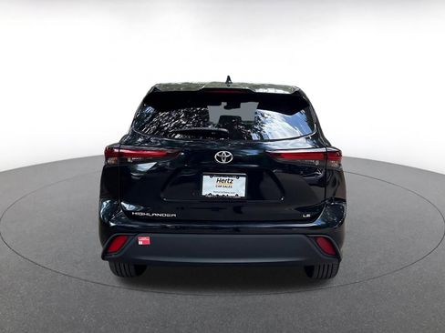 Used 2025 Toyota Highlander LE FWD image 6
