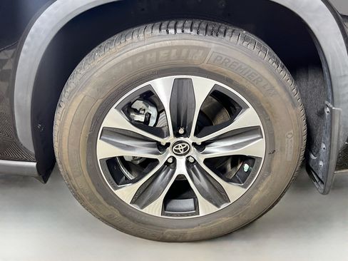 Used 2024 Toyota Highlander XLE FWD image 14