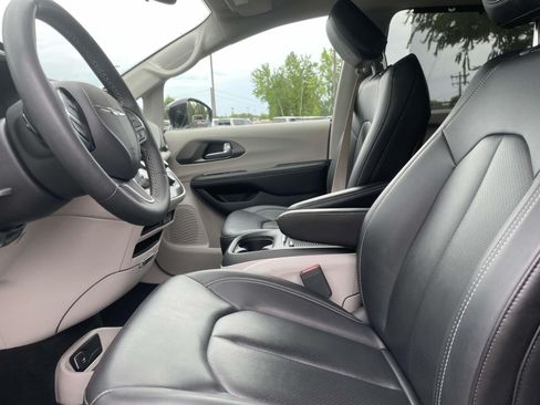 Used 2024 Chrysler Pacifica Touring-L FWD image 14