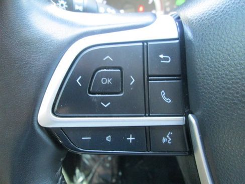 Used 2023 Toyota Highlander XLE AWD/4WD image 20