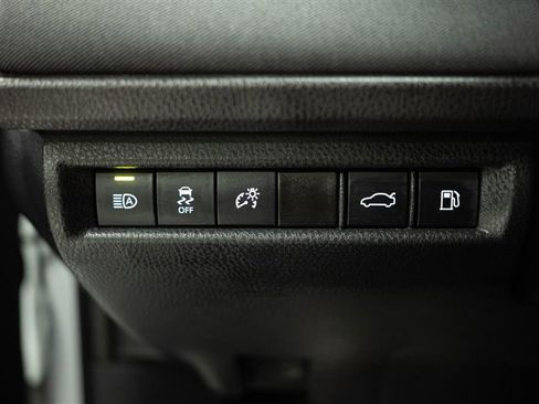 Used 2025 Toyota Camry LE image 28