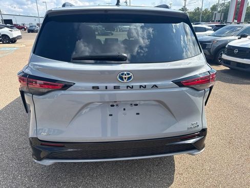 Used 2023 Toyota Sienna XSE w/ XSE Plus Package AWD/4WD image 7