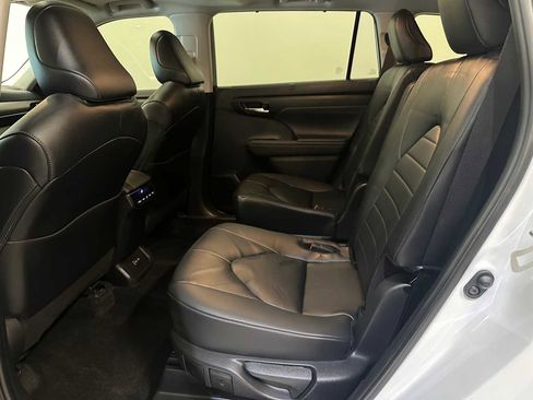 Certified 2024 Toyota Highlander XLE image 23