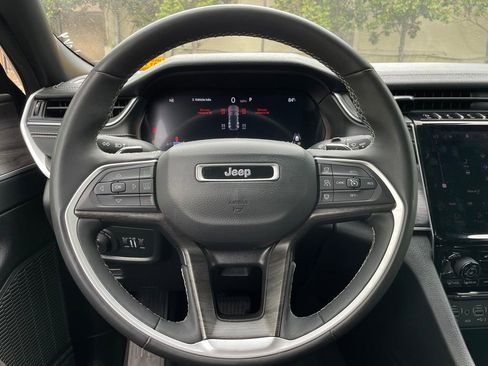 Used 2024 Jeep Grand Cherokee Limited AWD/4WD image 16