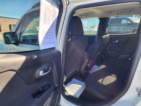 Used 2020 Jeep Renegade Latitude w/ Cold Weather Group image 9