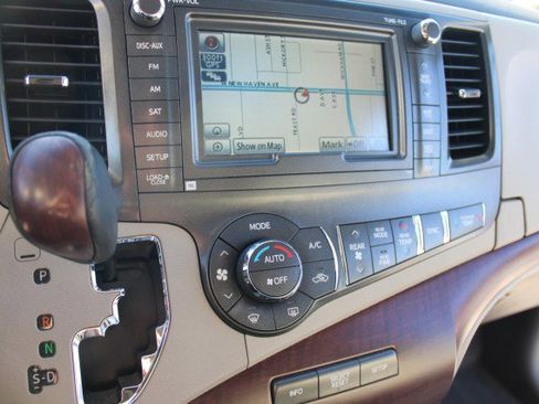 Used 2014 Toyota Sienna Limited w/ Limited Premium Package image 8