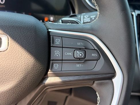 Used 2025 Jeep Grand Cherokee Altitude AWD/4WD image 23