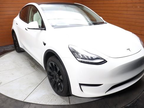 Used 2022 Tesla Model Y Long Range image 74