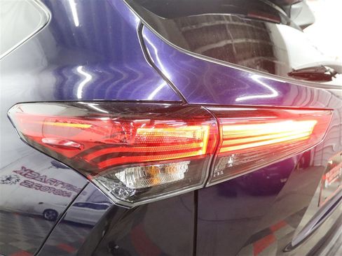 Used 2021 Toyota Highlander XLE AWD/4WD image 11