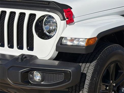 Used 2022 Jeep Wrangler Unlimited Sahara image 4