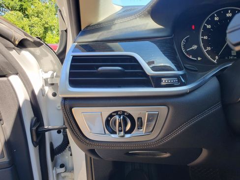 Used 2019 BMW 750i w/ Executive Package RWD image 17