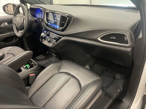Used 2025 Chrysler Pacifica Select FWD image 21