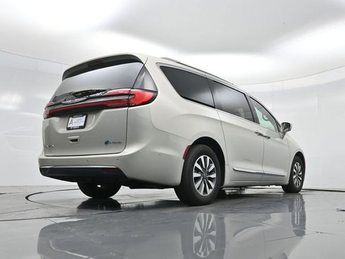 Used 2021 Chrysler Pacifica Limited w/ Premium & Safety Sphere Group image 47