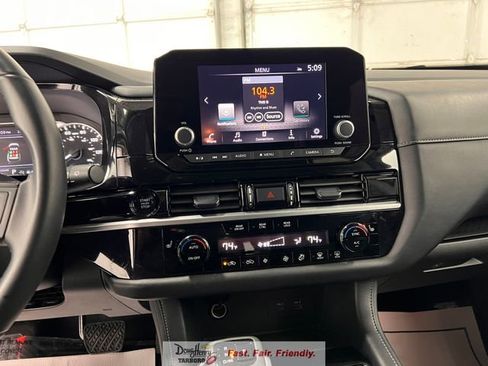 Used 2025 Nissan Pathfinder SV FWD image 50