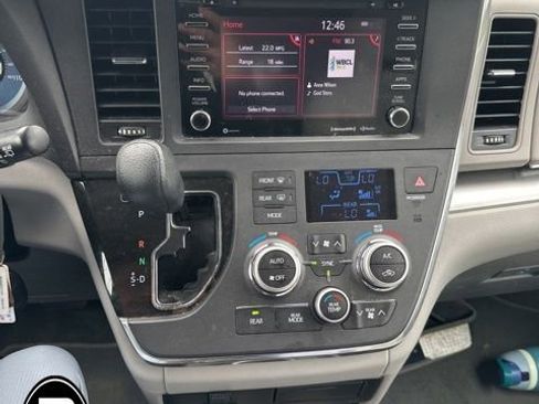 Used 2018 Toyota Sienna LE image 11