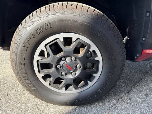 Used 2025 Toyota Tacoma TRD Off-Road AWD/4WD image 9