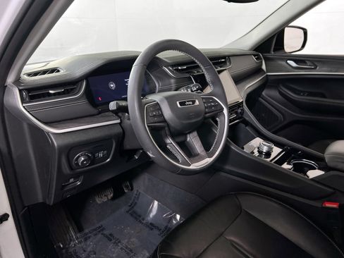 Used 2023 Jeep Grand Cherokee Limited AWD/4WD image 9