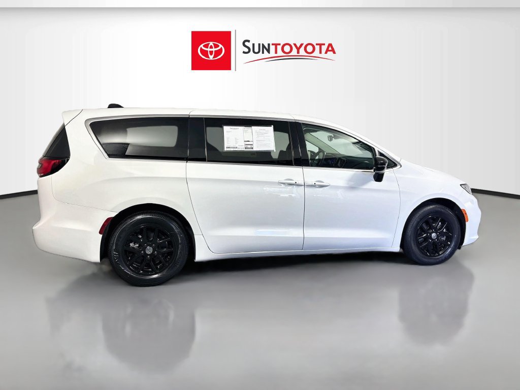 Used 2024 Chrysler Pacifica Touring-L FWD image 2