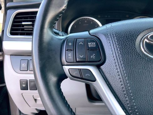 Used 2018 Toyota Highlander Plus FWD image 23