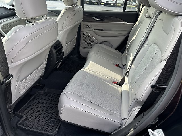 Used 2023 Jeep Grand Cherokee Overland AWD/4WD image 16