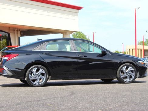 Used 2025 Hyundai Elantra SEL FWD image 3