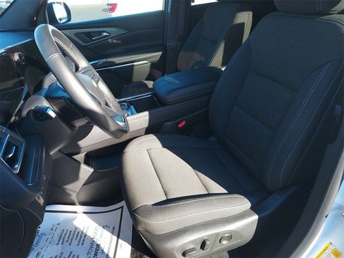 Used 2025 Chevrolet Traverse LT image 17