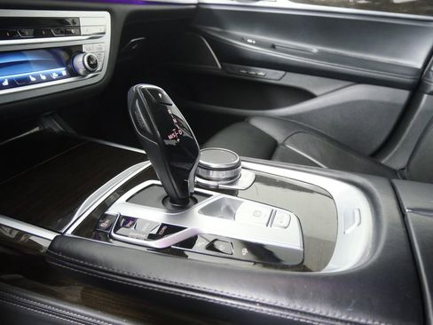 Used 2022 BMW 740i w/ Premium Package RWD image 24