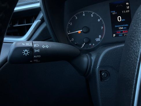 Used 2025 Toyota Corolla Cross LE image 34