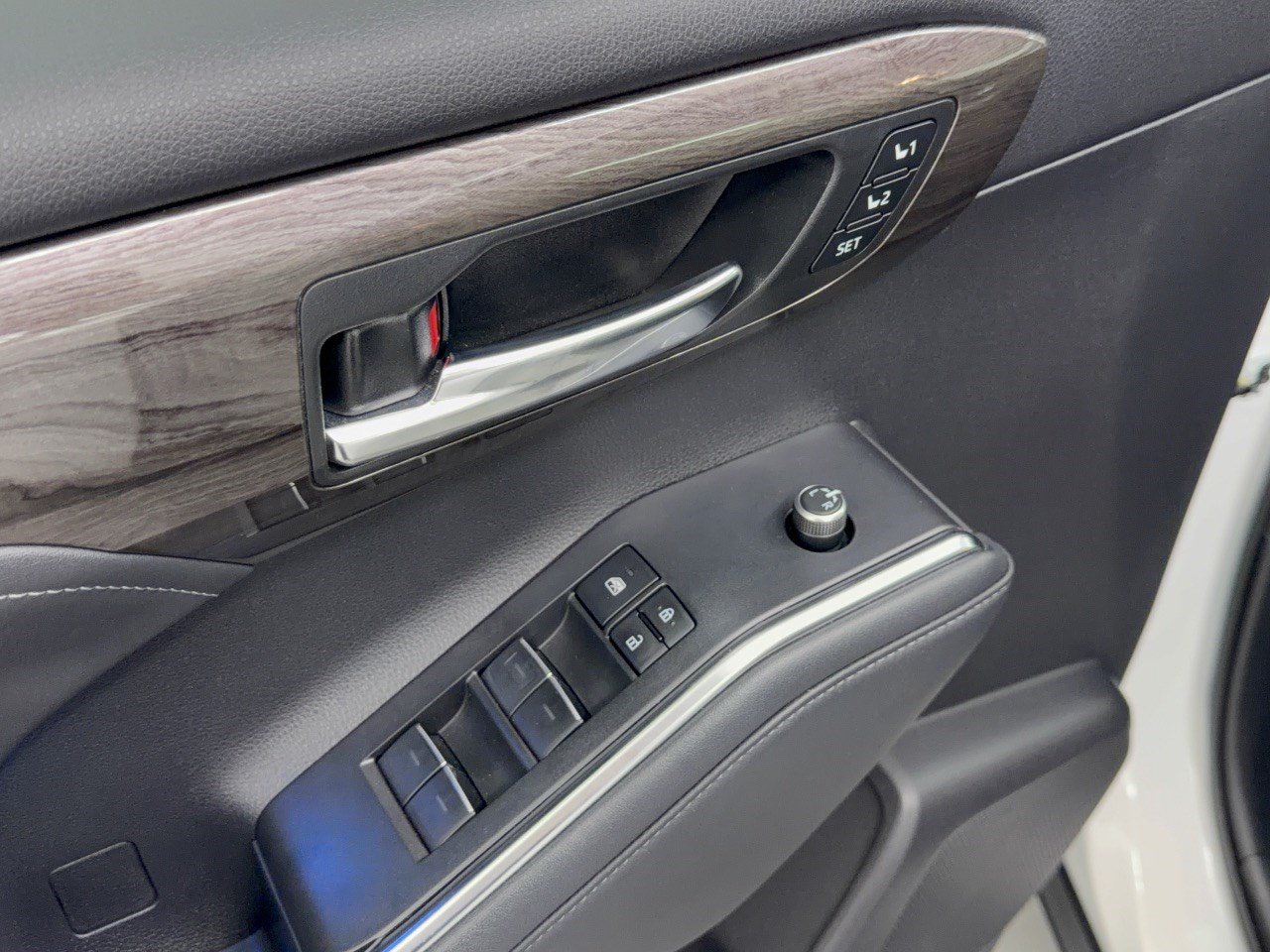 Used 2022 Toyota Highlander Limited FWD image 15