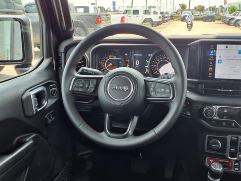 Used 2025 Jeep Wrangler Unlimited Rubicon AWD/4WD image 12