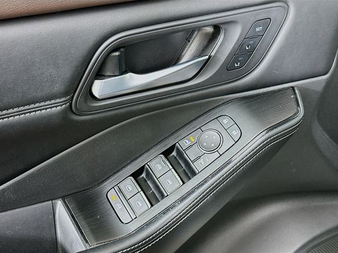 Used 2023 Nissan Rogue SL w/ SL Premium Package image 15