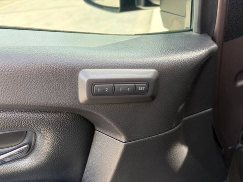 Used 2018 Nissan Titan SL w/ Chrome Package AWD/4WD image 11