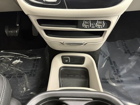 Used 2024 Chrysler Pacifica Touring-L FWD image 23