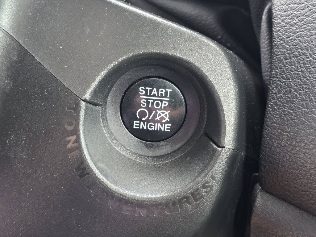 Used 2017 Jeep Renegade Latitude FWD image 13
