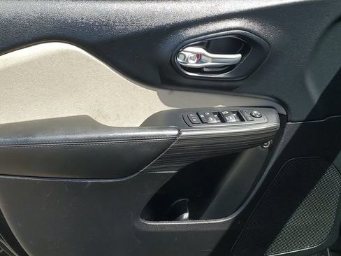 Used 2015 Jeep Cherokee Latitude AWD/4WD image 21