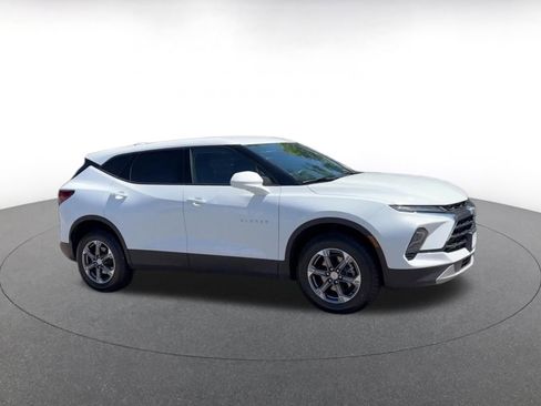 Used 2025 Chevrolet Blazer LT FWD image 2
