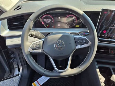 New 2025 Volkswagen Tiguan SE FWD image 14