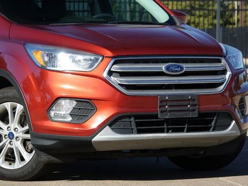 Used 2019 Ford Escape SE image 2