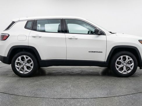 Used 2025 Jeep Compass Latitude image 11